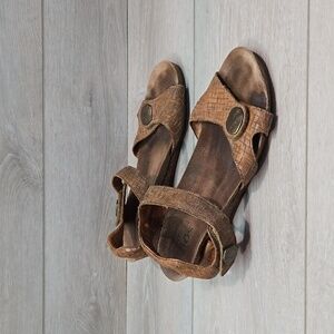 Taos Womens Hook&loop Sandals Wedge Shoes sz 40/9